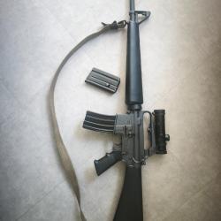 Colt AR-15 style M16A1 - Calibre .222 Rem - Garde-main triangulaire - Lunette x4 - 2 chargeurs