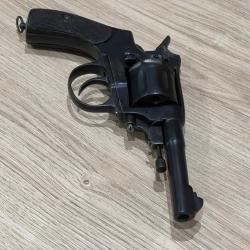 Revolver inspir&eacute; d&ucirc; Nagant 1887 en 8mm92 &agrave; 7 coups