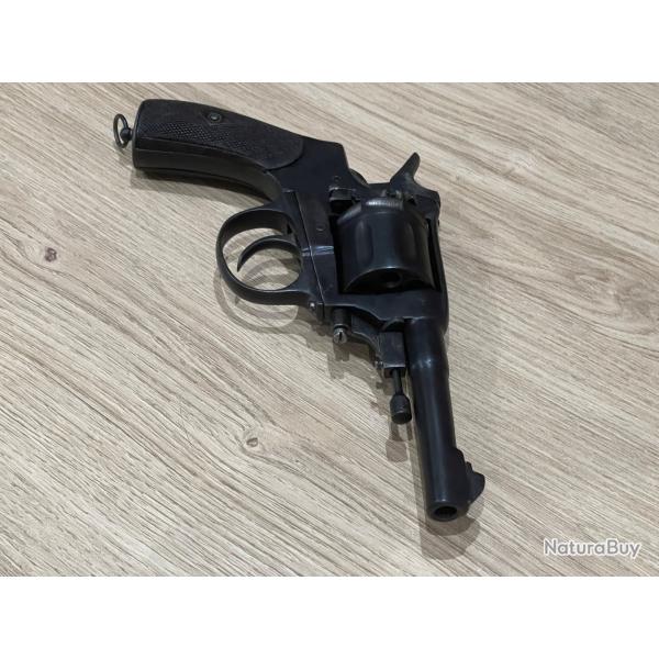 Revolver inspir� d� Nagant 1887 en 8mm92 � 7 coups