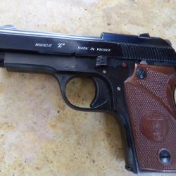 pistolet automatique UNIQUE 22LR 22 LR mod L D 10 coups rang&eacute; dessus une armoire 1 chargeur