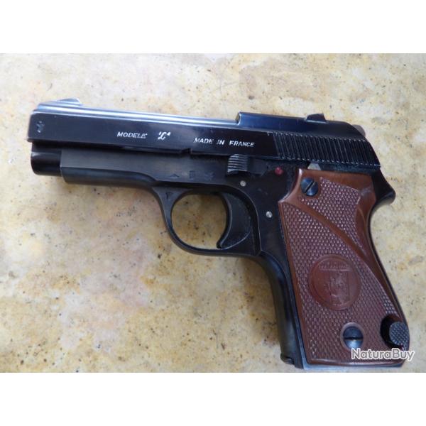 pistolet automatique UNIQUE 22LR 22 LR mod L D 10 coups rang� dessus une armoire 1 chargeur + boite