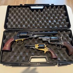 Lots de trois revolvers &agrave; poudre noire Pietta.Un Remington, calibre 44. 1 Colt Subnose calibre 44. U
