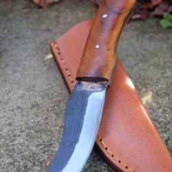 Couteau Skinner Lame Scrimitar Acier Carbone 1075 Manche Bois Olivier Etui Cuir Fab Artisanale 01