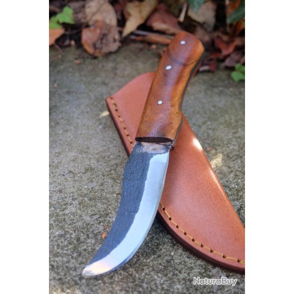 Couteau Skinner Lame Scrimitar Acier Carbone 1075 Manche Bois Olivier Etui Cuir Fab Artisanale 01