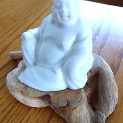 BEAU BOUDDHA  ASSIS, DE COULEUR BLANCHE EN MATIERE GENRE FA&Iuml;ENCE SEMBLE PERDU DANS DE DOUCES PENSEES