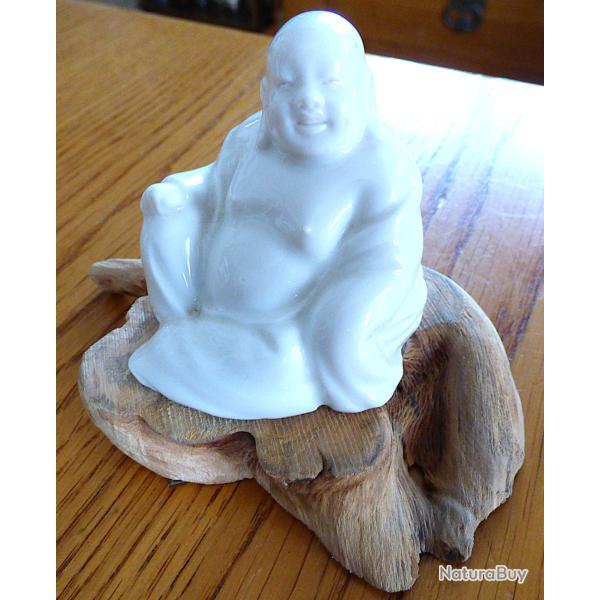 BEAU BOUDDHA  ASSIS, DE COULEUR BLANCHE EN MATIERE GENRE FA�ENCE SEMBLE PERDU DANS DE DOUCES PENSEES