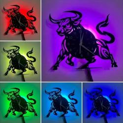 Une horloge murale LED vibrante en vinyle avec un motif de taureau