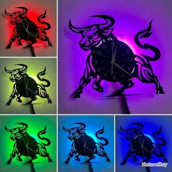 Une horloge murale LED vibrante en vinyle avec un motif de taureau