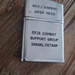 Briquet US type zippo. Belle fabrication de la Guerre du Vietnam. Mod&egrave;le rare d'&eacute;poque. Superbe.