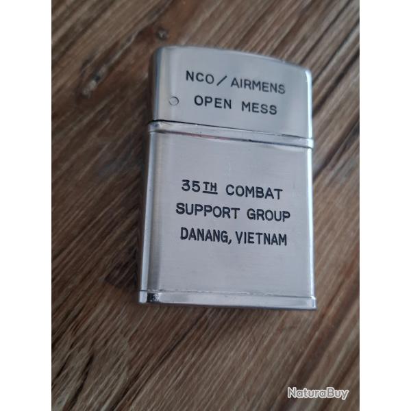 Briquet US type zippo. Belle fabrication de la Guerre du Vietnam. Mod�le rare d'�poque. Superbe.