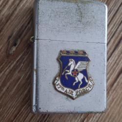 Briquet US type zippo. Belle fabrication de la Guerre du Vietnam. Mod&egrave;le rare avec insigne. Superbe.