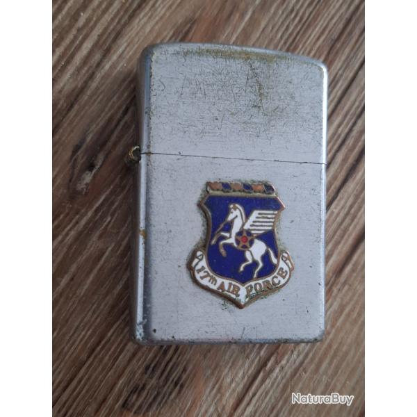 Briquet US type zippo. Belle fabrication de la Guerre du Vietnam. Mod�le rare avec insigne. Superbe.
