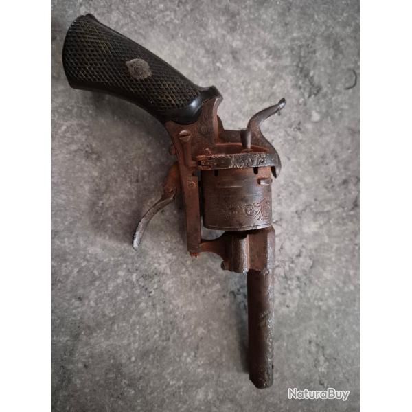 Revolver type Lefaucheux cal. 7mm � broche A REPARER
