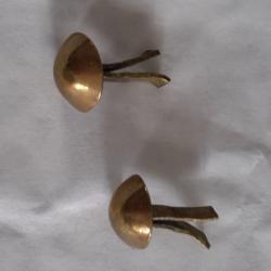 Deux clous d'attache de casque &agrave; pointe cuivre type 95 et avant authentiques et d'&eacute;poque.