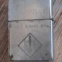 Superbe briquet zippo d'un pilote, nominatif. Usure du texte. Insigne. Rare et &eacute;mouvant t&eacute;moignage.