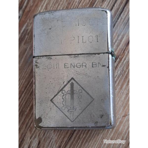Superbe briquet zippo d'un pilote, nominatif. Usure du texte. Insigne. Rare et �mouvant t�moignage.