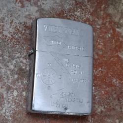 Briquet zippo authentique comm&eacute;moratif Guerre du Vietnam. Pierre &agrave; changer. Beau.