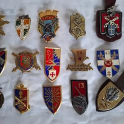 Beau lot de 15 insignes fran&ccedil;ais diff&eacute;rents anciens &agrave; d&eacute;terminer avec attaches compl&egrave;tes.