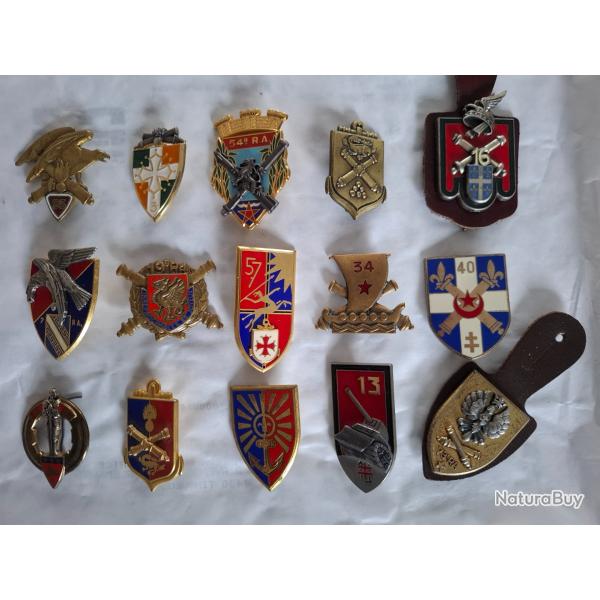 Beau lot de 15 insignes fran�ais diff�rents anciens � d�terminer avec attaches compl�tes.