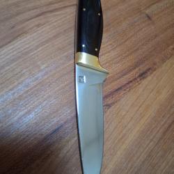 Couteau MG lame de 11 CMS manche en  superbe  micarta , garde laiton etui cuir &eacute;pais .