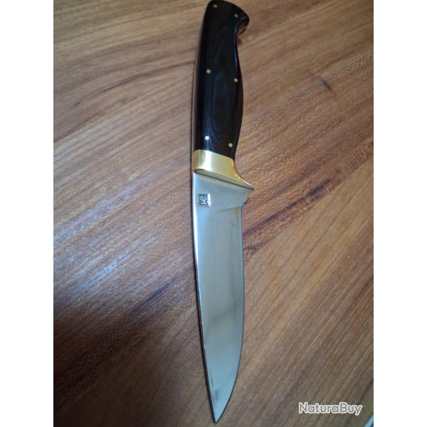 Couteau MG lame de 11 CMS manche en  superbe  micarta , garde laiton etui cuir �pais .