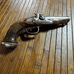 Ancien pistolet &agrave; silex transform&eacute; &agrave; percussion - XVIIIe / d&eacute;but XIXe si&egrave;cle