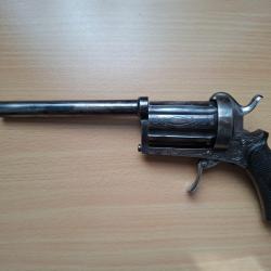 Poivri&egrave;re li&eacute;geoise, &agrave; broche. 6 coups, calibre 9 mm.