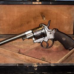 Superbe revolver &agrave; broche grav&eacute; en coffret d'origine - Armurier Levallois - XIXe si&egrave;cle (Cat&eacute;gorie D