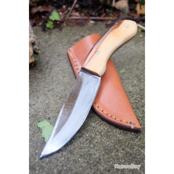 Couteau Skinner Lame Trailing Point Acier Carbone 1075 Manche Bois Olivier Etui Cuir Fab Artisanale