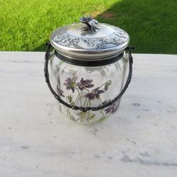 Ancien seau &agrave; biscuits LEGRAS en verre &eacute;maill&eacute; &agrave; d&eacute;cor de violettes, monture en m&eacute;tal argent&eacute; GALLIA