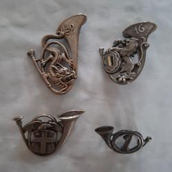 Lot de 4 insignes chasseurs et tr&egrave;s bon &eacute;tat et complet avec attaches...1, 2, 16...