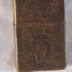 Beau briquet Zippo US arme Guerre du Vietnam grav&eacute; des deux c&ocirc;t&eacute;s avec deux insignes.