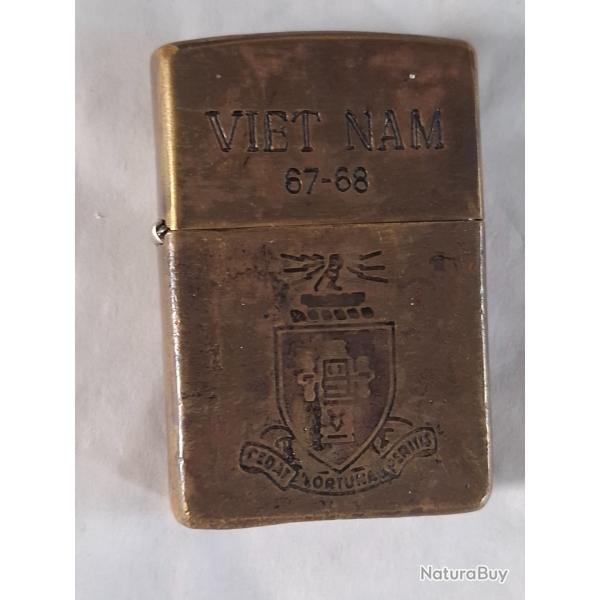 Beau briquet Zippo US arme Guerre du Vietnam grav� des deux c�t�s avec deux insignes.