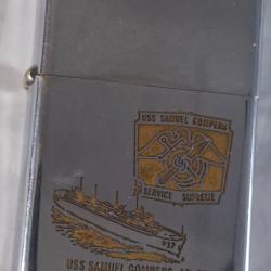 Bon Zippo US de la Navy avec belle gravure. Mod&egrave;le ancien avec bon marquage. Navire de guerre.