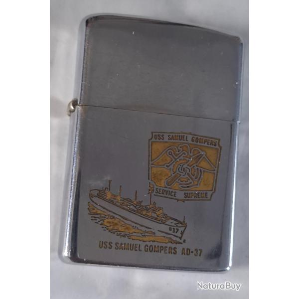 Bon Zippo US de la Navy avec belle gravure. Mod�le ancien avec bon marquage. Navire de guerre.
