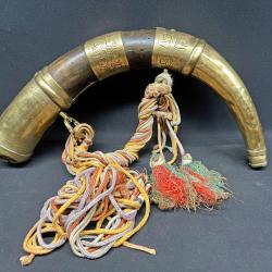 ANCIENNE BELLE CORNE A POUDRE DU MAGHREB POUR MOUKHALA, XIX&deg; SIECLE, ET SES ORNEMENTS A