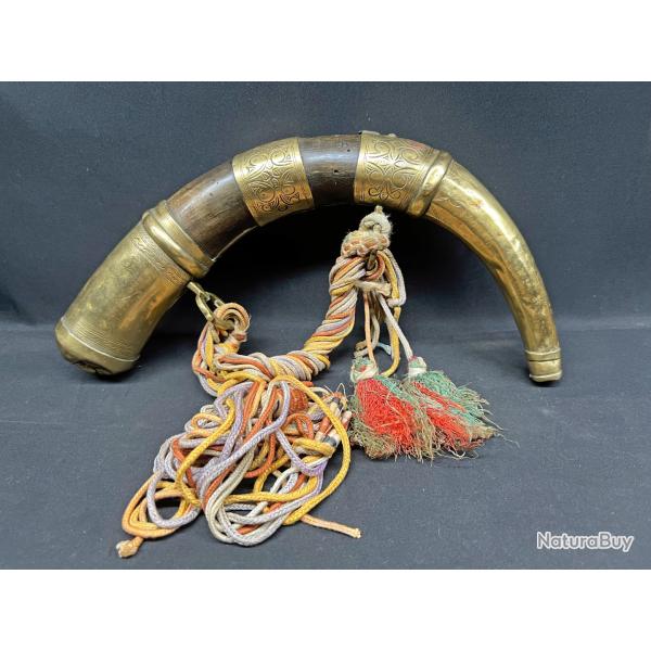 ANCIENNE BELLE CORNE A POUDRE DU MAGHREB POUR MOUKHALA, XIX� SIECLE, ET SES ORNEMENTS A