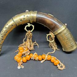 ANCIENNE BELLE CORNE A POUDRE DU MAGHREB POUR MOUKHALA, XIX&deg; SIECLE, ET SES ORNEMENTS B