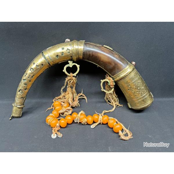 ANCIENNE BELLE CORNE A POUDRE DU MAGHREB POUR MOUKHALA, XIX� SIECLE, ET SES ORNEMENTS B