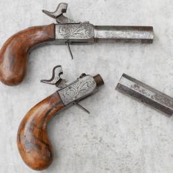 Rare paire homog&egrave;ne pistolets percussion coffre calibre 13 mm ref SDD26PIS002
