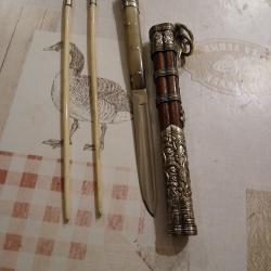 Couteau et ensemble de voyage d'Asie avec baguettes et &eacute;tui d&eacute;cor&eacute;