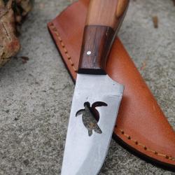 Couteau Skinner Lame Drop Point Acier Carbone 1055 D&eacute;cor Tortue Manche Bois Etui Cuir Fab Artisanat