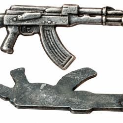 Pin's AK-47 Kalachnikov Russe - Fusil d'Assaut Sovi&eacute;tique - Militaria - 55x15mm