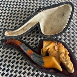 Superbe pipe en &eacute;cume de mer, sculpt&eacute;e avec une t&ecirc;te d'homme barbu.