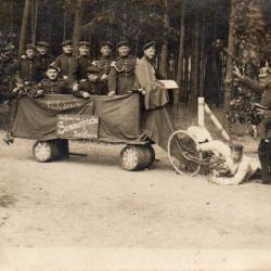 Carte postale ancienne repr&eacute;sentant un groupe de militaires -N&deg;8944