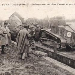Carte postale ancienne - Guer - Coetquidan - Embarquement des chars d'assaut -N&deg;8962