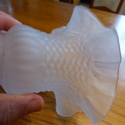 BELLE TULIPE NEUVE OPAQUE + DE JOLIES STRIES, A REAJUSTER SUR UNE LAMPE ANCIENNE OU MODERNE - 0 CHOC