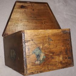 Boite a bicorne collection divers inscription etiquette d epoque 1 ou second empire III republique