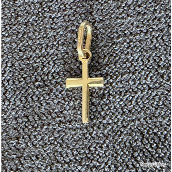 Petite croix en or massif 18 carats - Bapt�me - M�daille - Catholique - Chr�tien