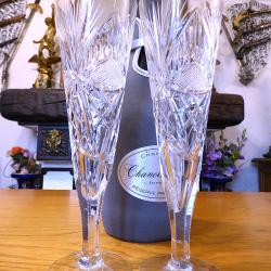 MAGNIFIQUES ET RARES FL&Ucirc;TES ANCIENNES EN CRISTAL + SPLENDIDES MOTIFS  EN CREUX - GRANDS PIEDS STRIES